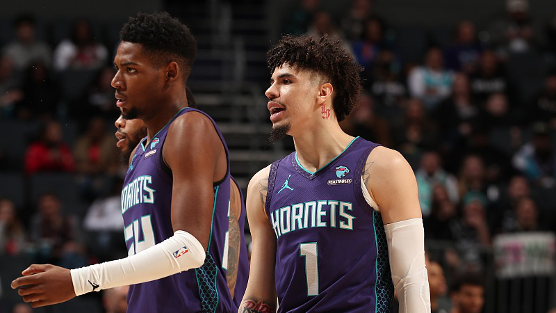 黄蜂客场击败马刺，赢得关键一战