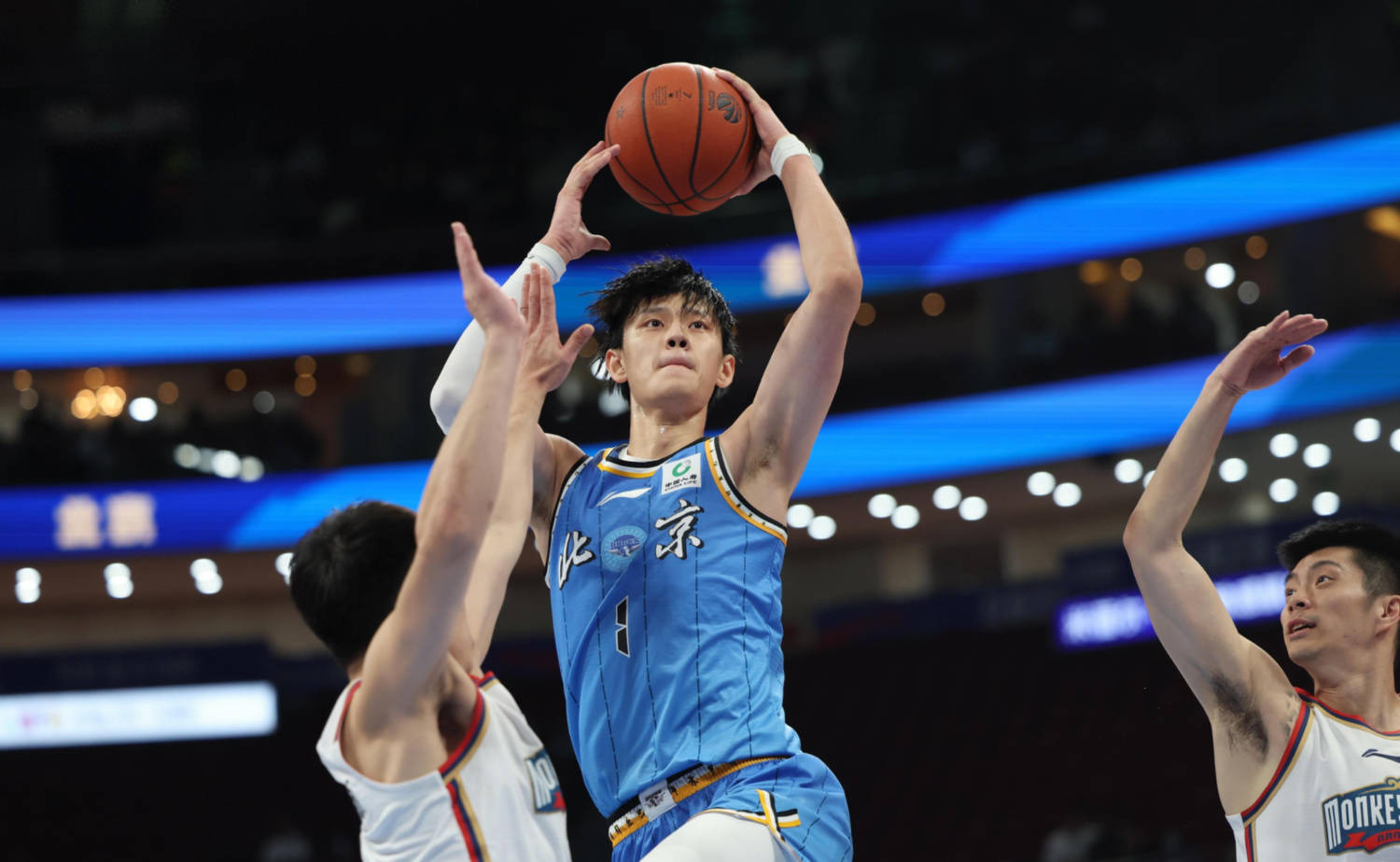 包含篮球盛事精彩火爆，球迷狂热日益高涨的词条