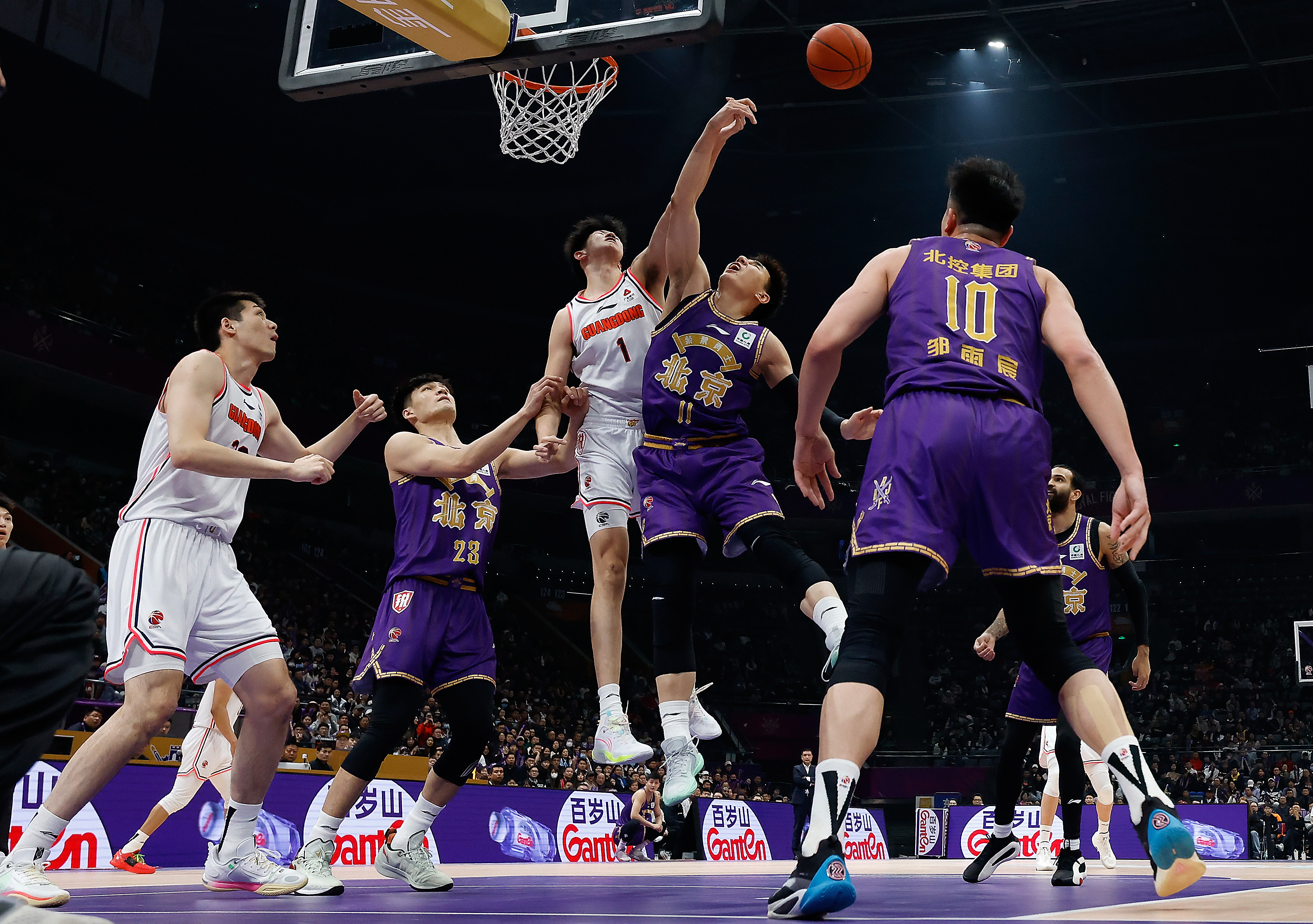 世俱杯冠军-包含国内篮球顶级赛事近期掀起热潮,精彩连连的词条