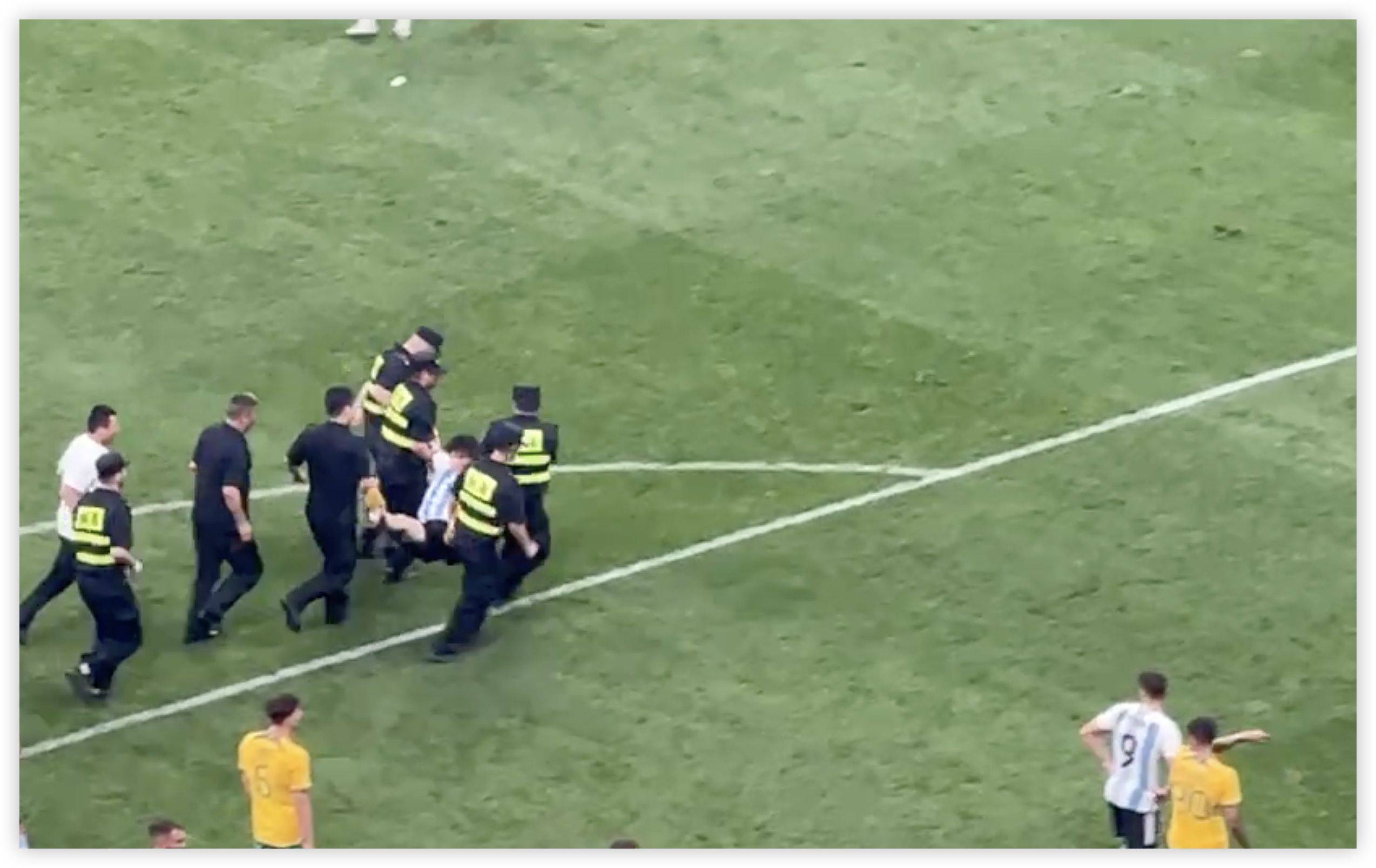 大闹球场,球迷疯狂庆祝意外胜利的简单介绍 大闹球场,球迷疯狂庆祝意外胜利的简单介绍