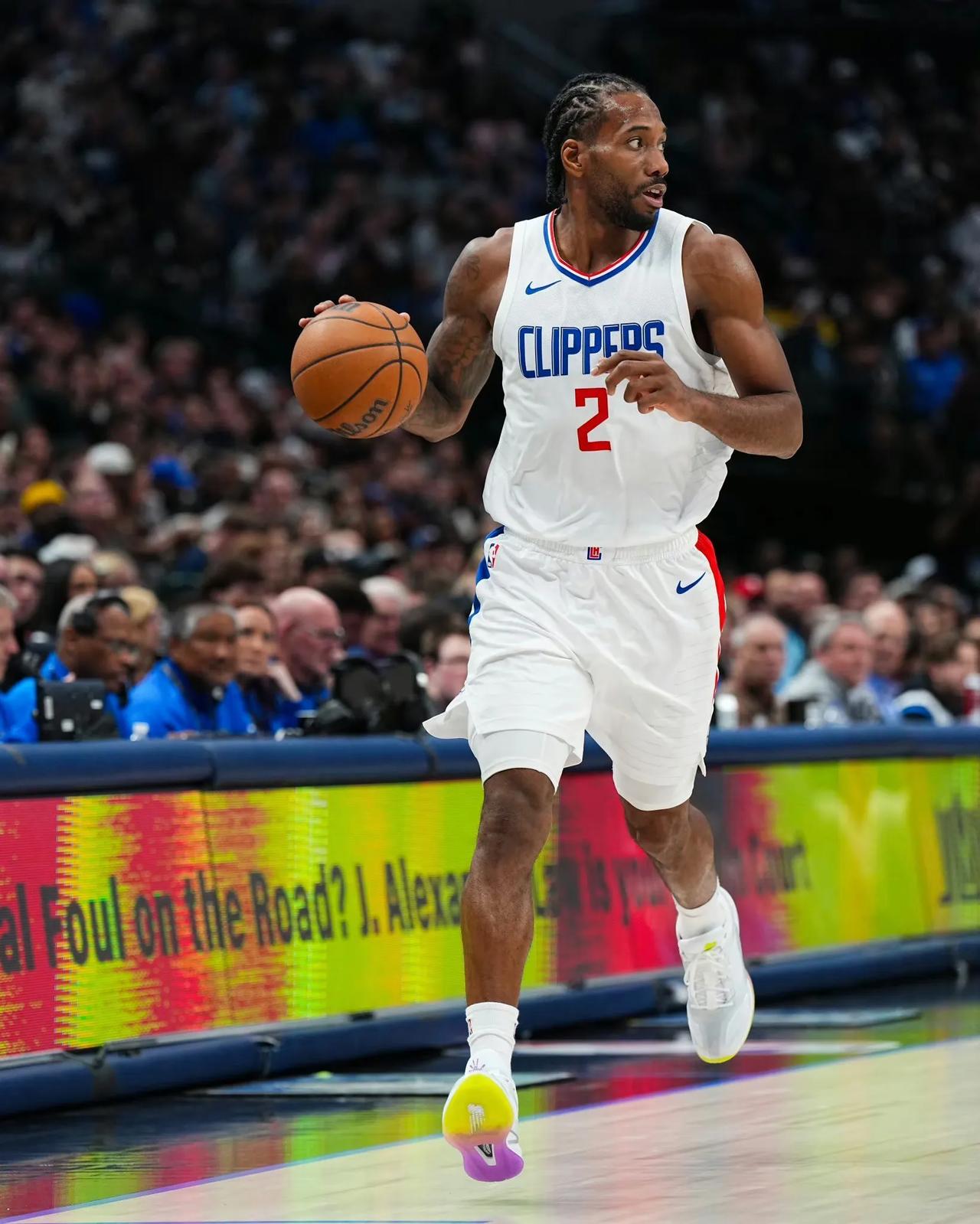 快船球员在比赛中充分释放实力带队赢得比赛