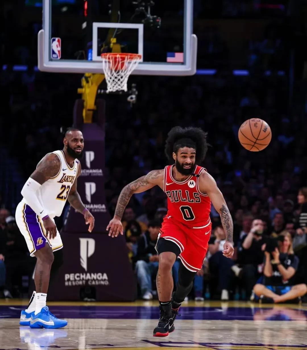 世俱杯-人后卫在比赛中连续爆发得分表现