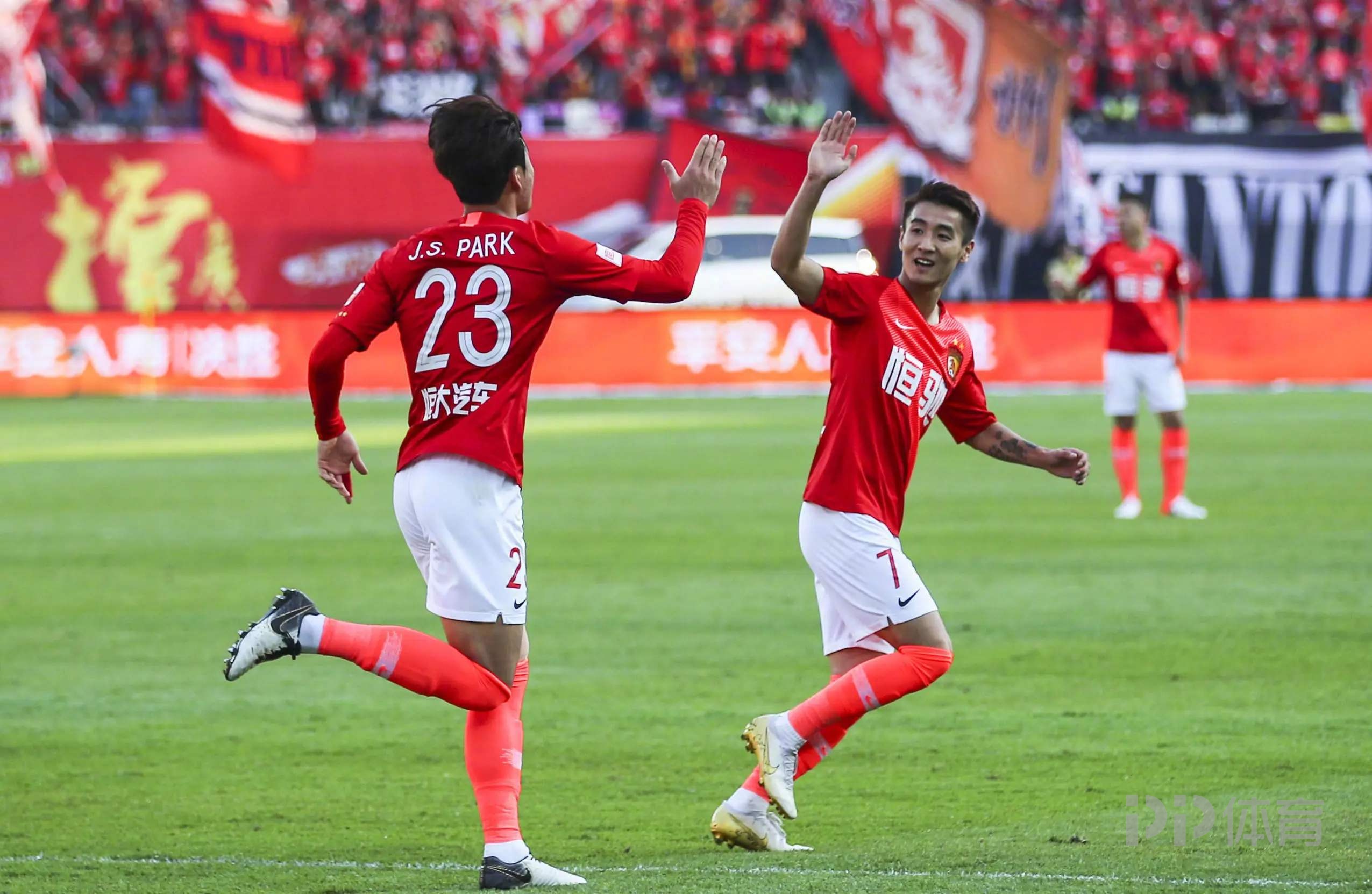 世俱杯冠军-广州恒大队员表现亮眼,取得连续胜利