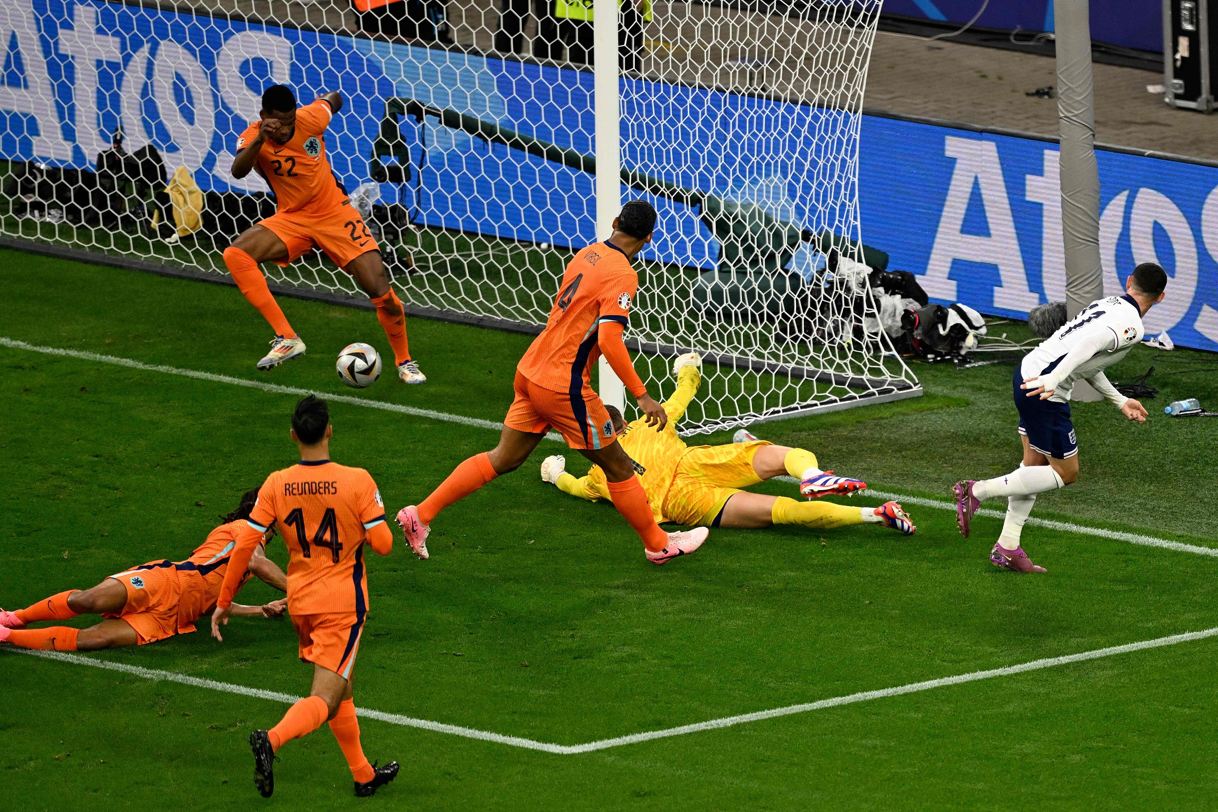 世俱杯直播-荷兰队在激战中取得胜利,晋级欧锦赛