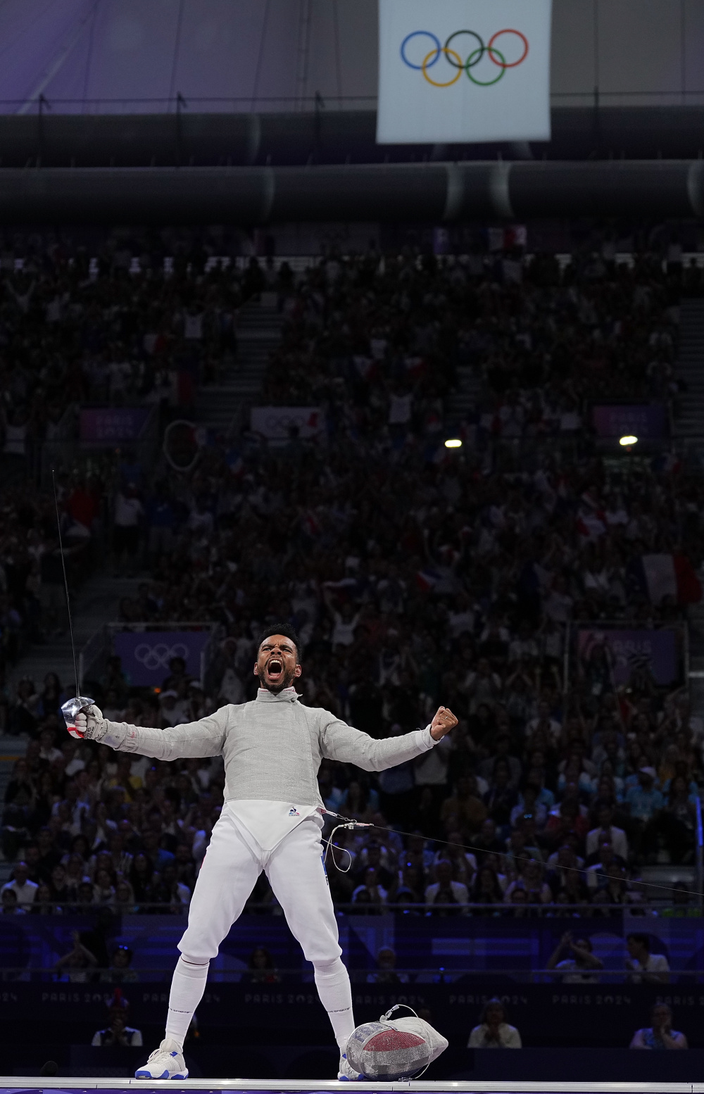 世俱杯官网-法国击剑选手飒爽英姿，夺得金牌