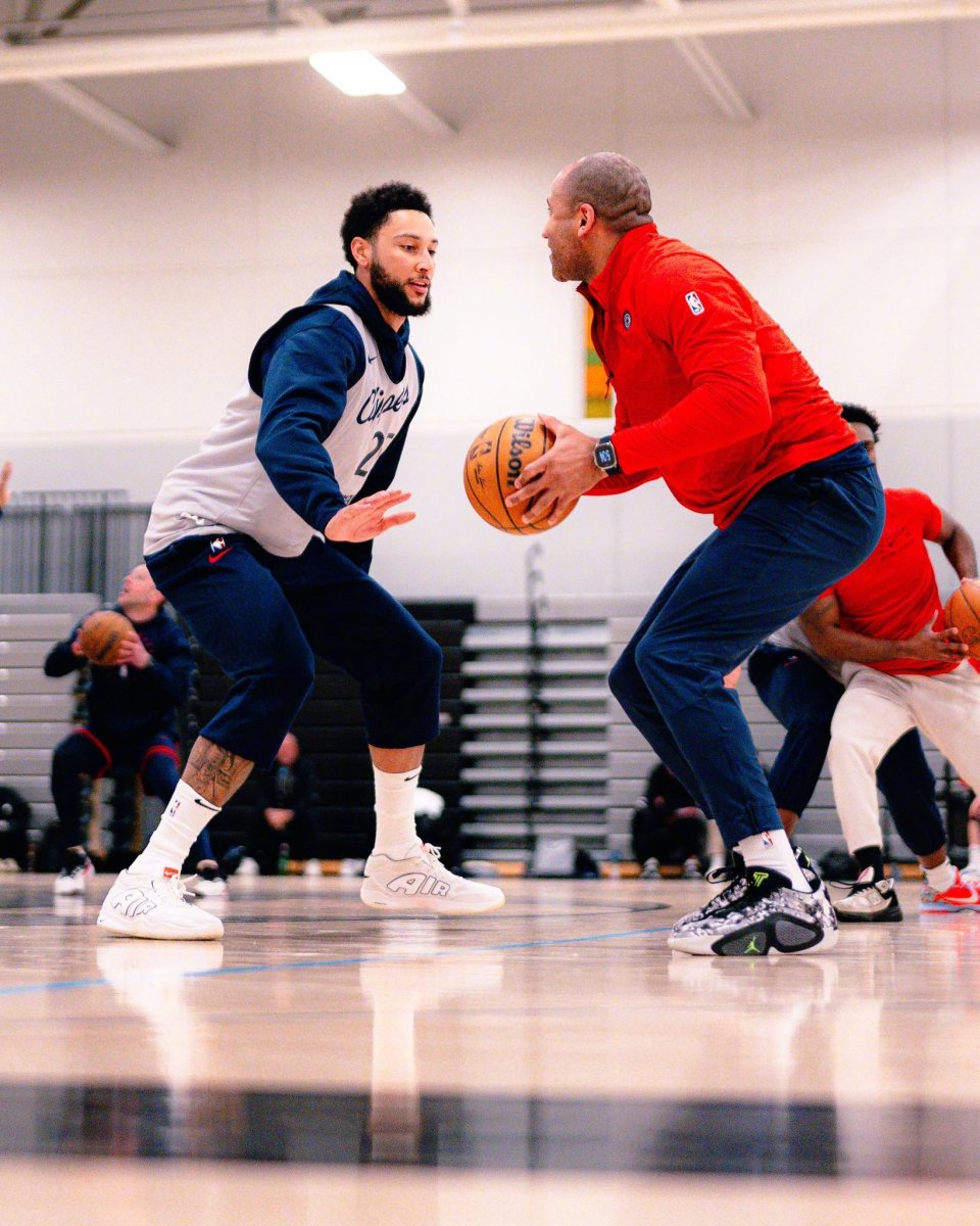 西蒙斯率队四连胜快船横扫公牛 西蒙斯率队四连胜快船横扫公牛