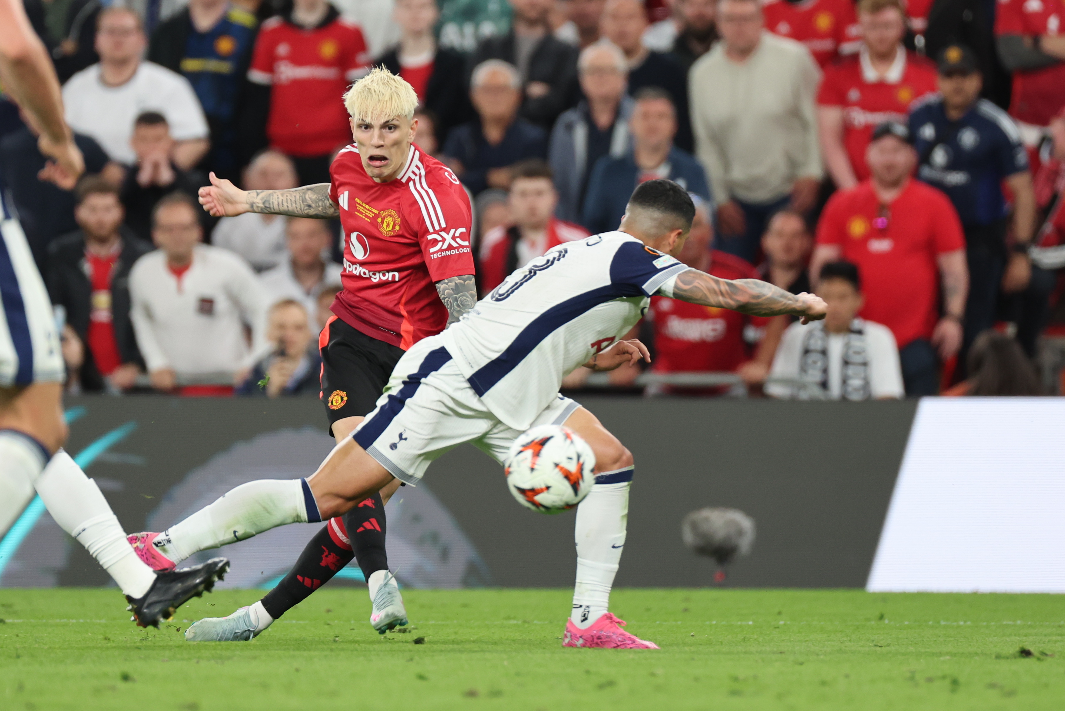 世俱杯改制-巴塞罗那憾负热刺,陷入出局困境的简单介绍