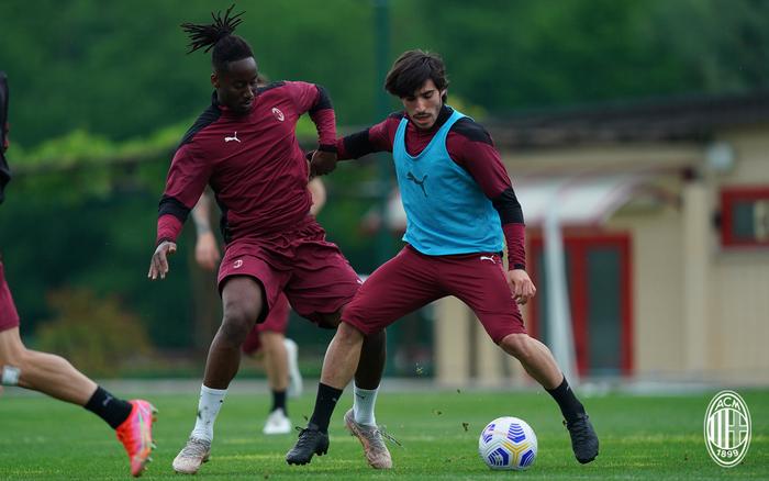 AC米兰球员合练积极,备战意甲最新一轮比赛 AC米兰球员合练积极,备战意甲最新一轮比赛