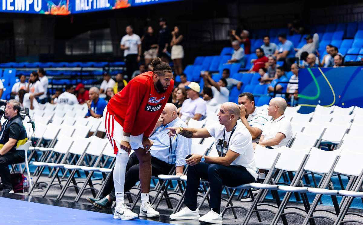 新外援表现抢眼,带领球队获得胜利 新外援表现抢眼,带领球队获得胜利