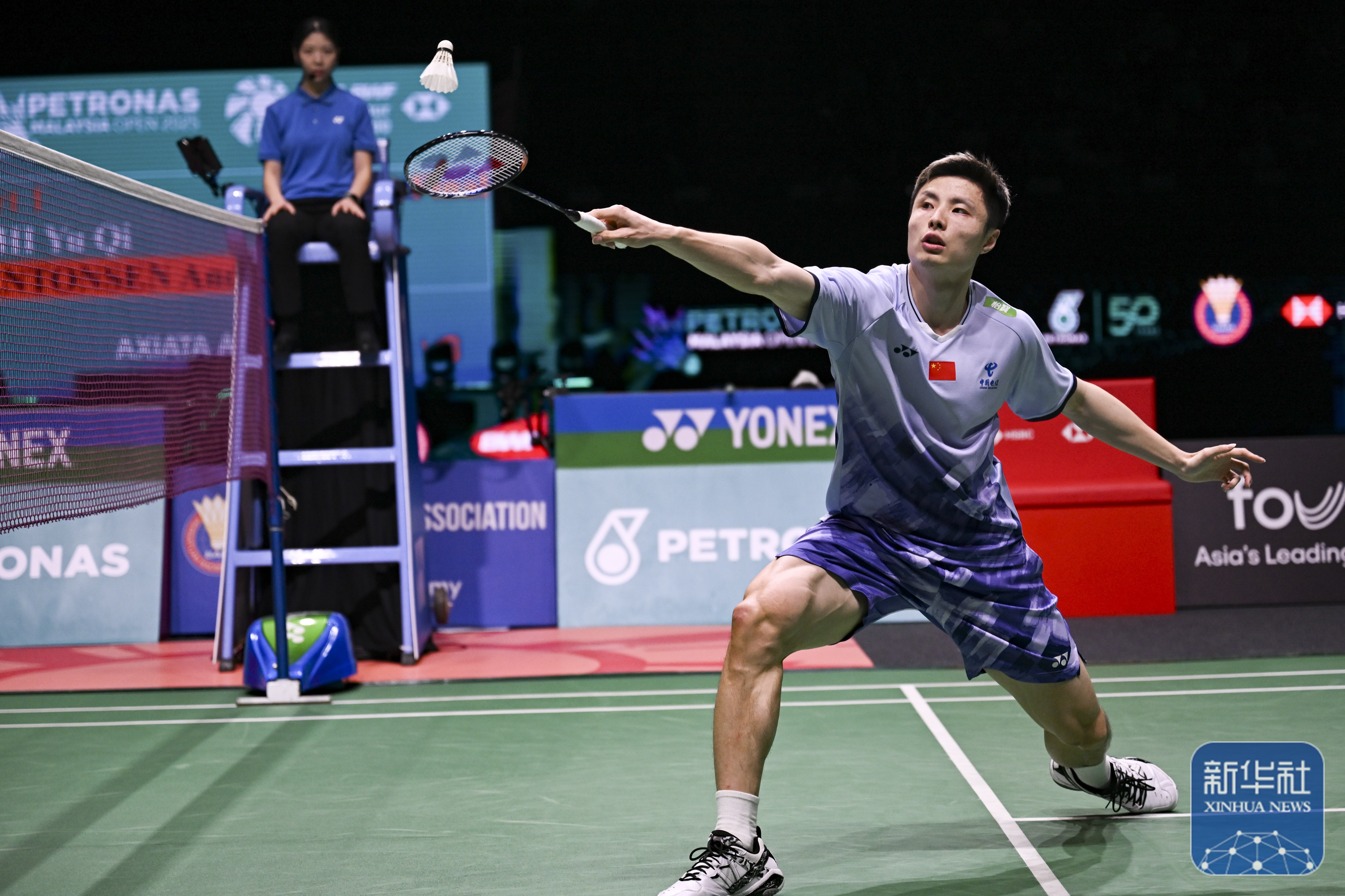 意外黑马登顶羽毛球赛场,实力惊人 意外黑马登顶羽毛球赛场,实力惊人