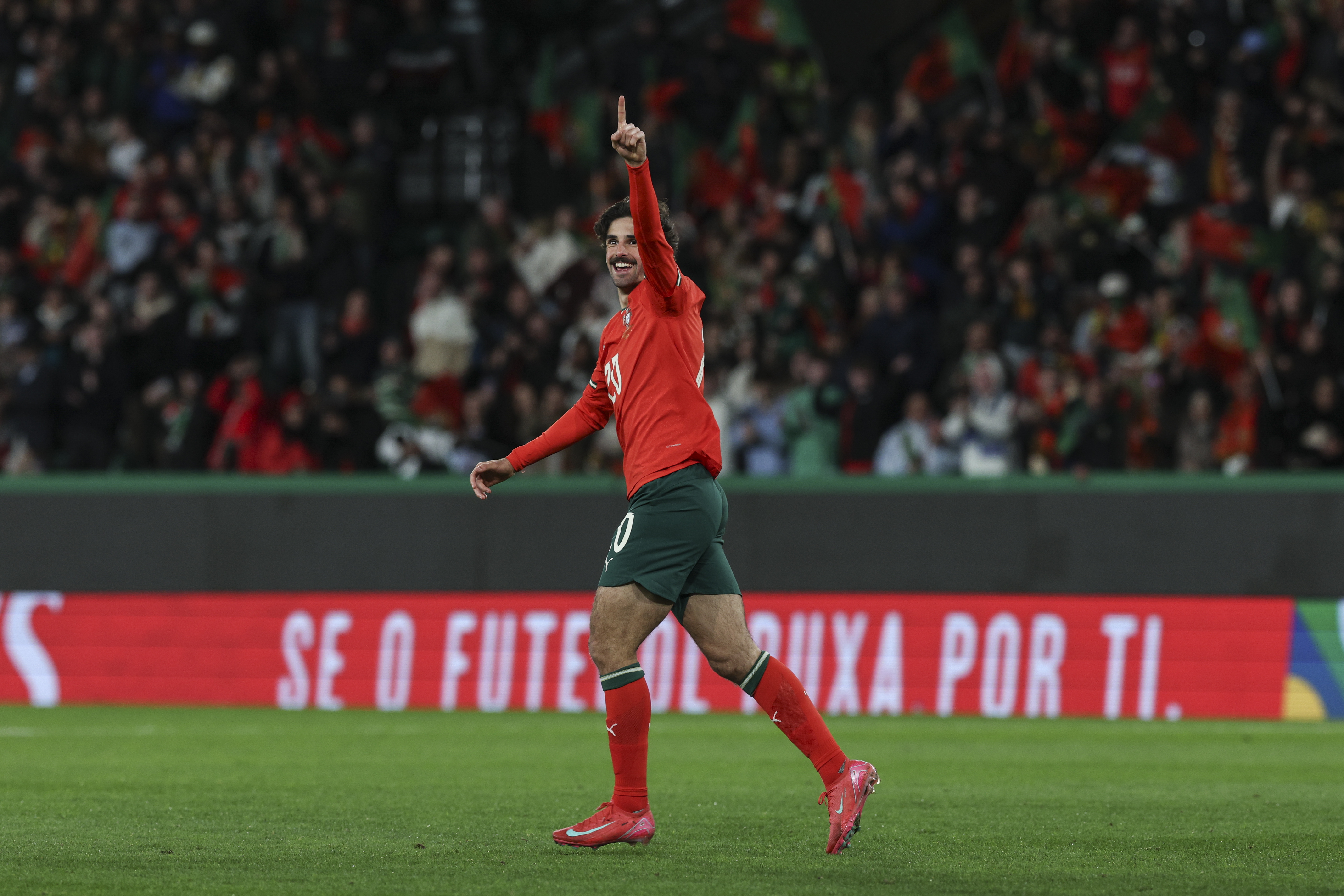 包含欧洲杯四强产生，葡萄牙队晋级半决赛的词条