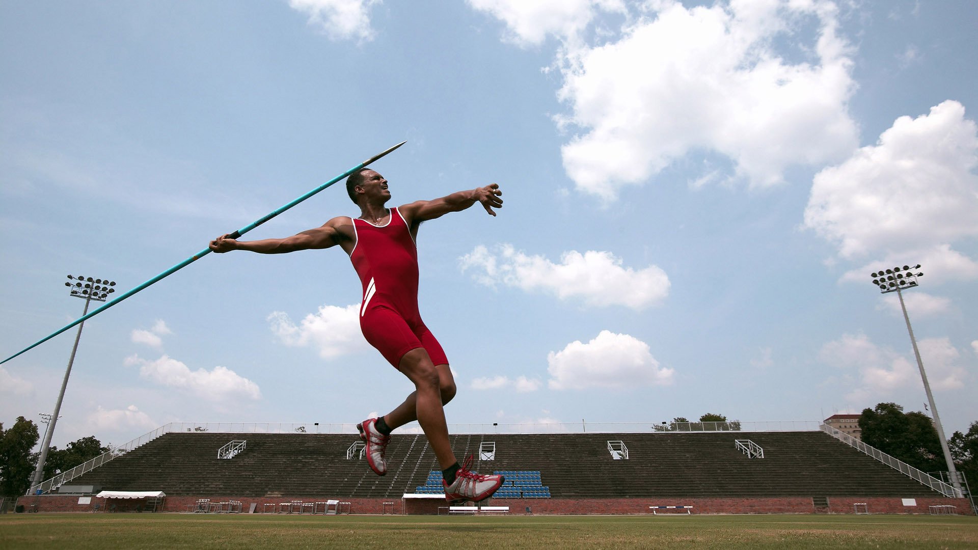 世俱杯-看到这个关键词组合时，我有一个非常有趣的构思—它听起来像是三个不同时空的新闻头条被拼接在了一起。那么，我们不妨就创造一个这样的平行时空，写一篇独一无二的、融合了现实与奇幻色彩的文章