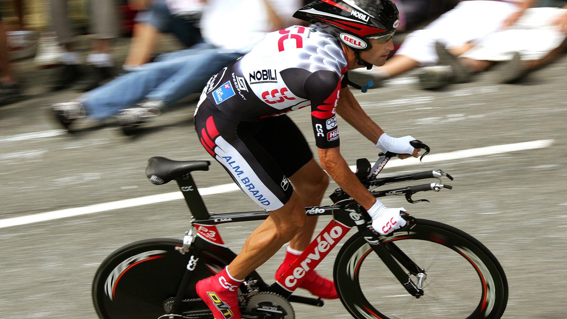 超越对手与自我,汉密尔顿的外线超越如何点燃赛场,定义传奇